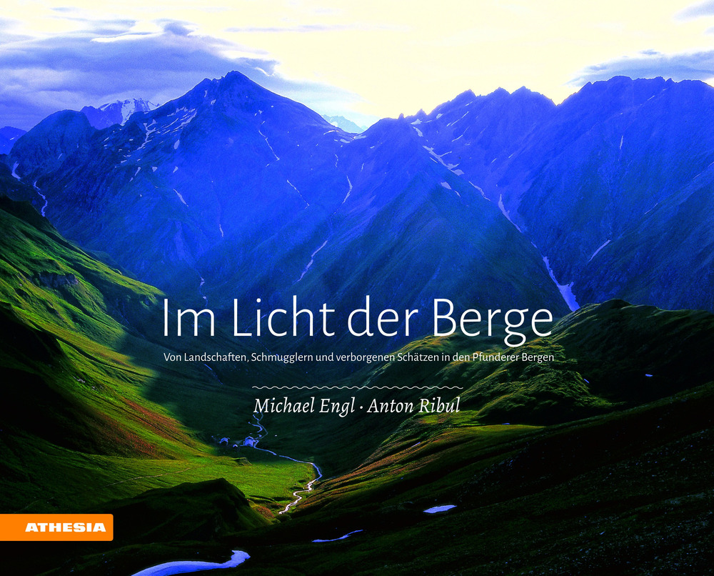 Im licht der berge. Von Landschaften, Schmugglern und verborgenen Schätzen in den Pfunderer Bergen. Ediz. a colori