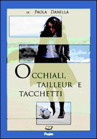 Occhiali, tailleur e tacchetti