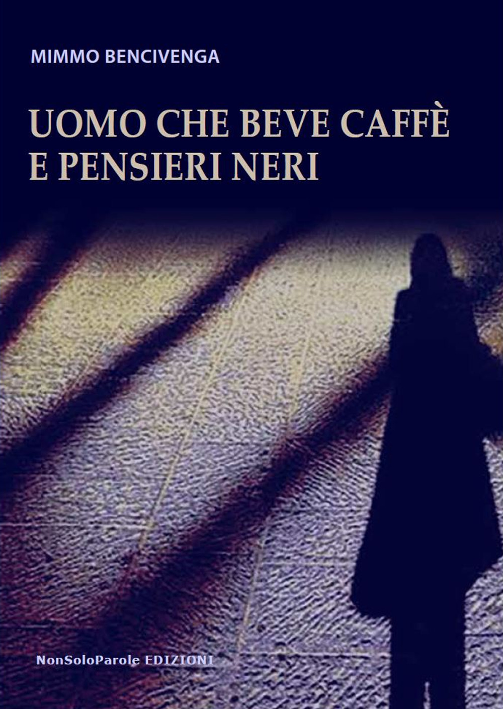 Uomo che beve caffè e pensieri neri