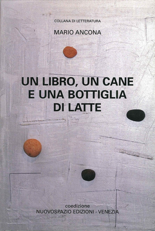 Un libro, un cane e una bottiglia di latte