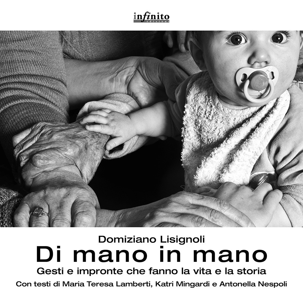 Di mano in mano. Gesti e impronte che fanno la vita e la storia. Ediz. illustrata