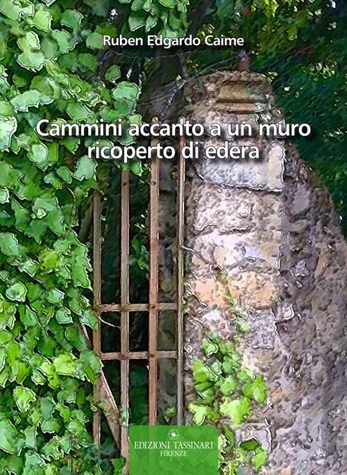 Cammini accanto a un muro ricoperto di edera